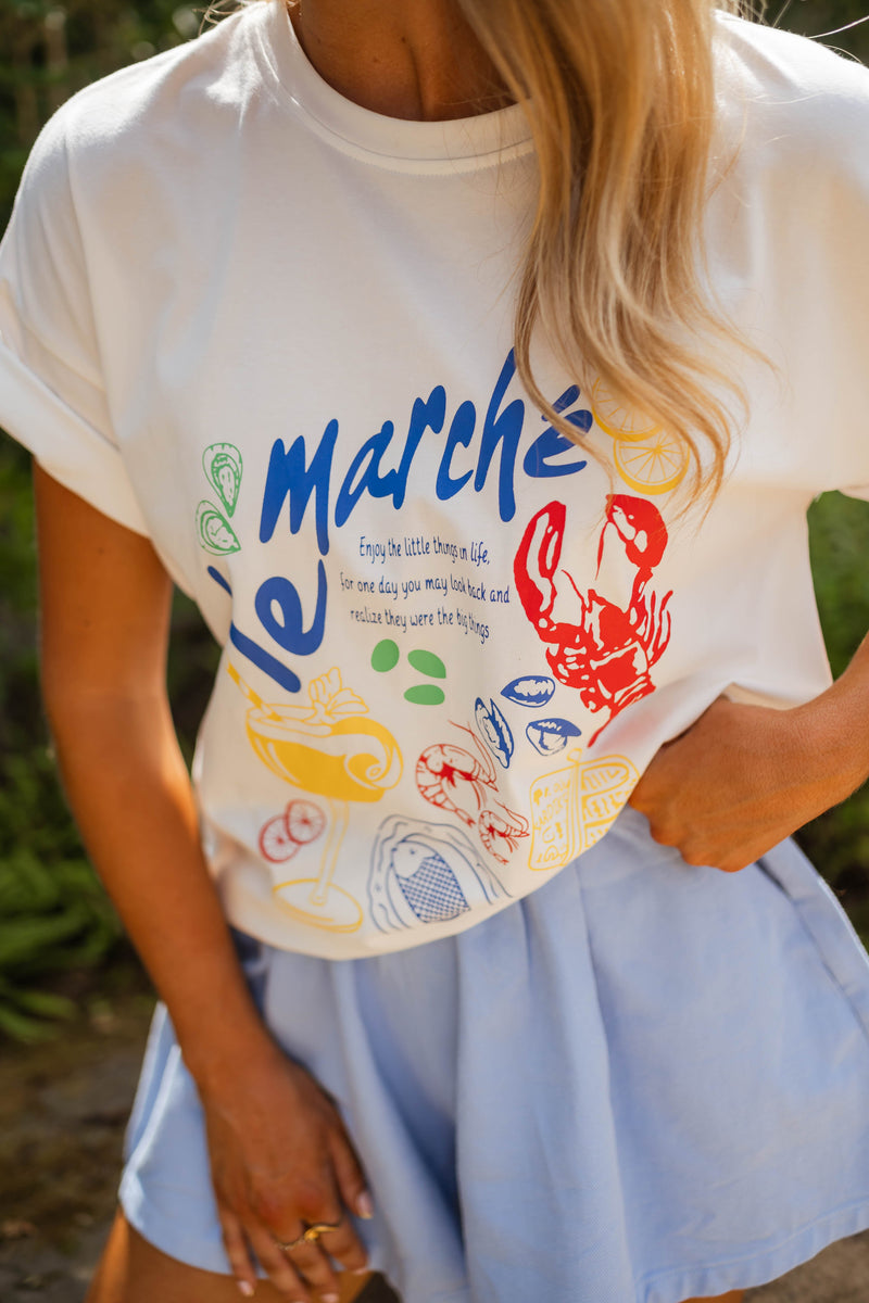 T-shirt imprimé col rond porté par une femme, vue rapprochée, imprimé coloré, short bleu