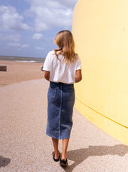 T-shirt doux col rond porté par une femme, vue de dos, plage, ciel