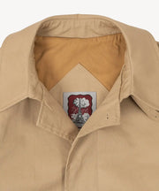 Imperméable Mac beige — gros plan col