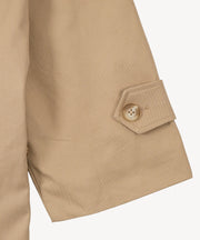 Imperméable Mac beige — détail poignet à patte boutonnée