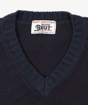 Pull essentiel col V marine — gros plan col en V
