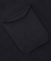 Pull essentiel col V marine — détail poche de poitrine