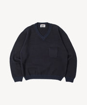 Pull essentiel col V marine — pièce isolée, vue de face