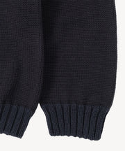 Pull essentiel col V marine — détail poignets côtelés