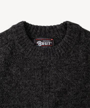 Pull Shetland charbon — gros plan encolure côtelée