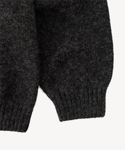 Pull Shetland charbon — détail poignet côtelé