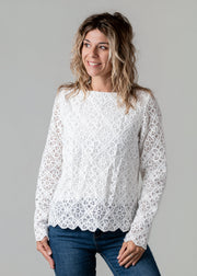 Top dentelle géométrique doublé porté par une femme, vue de trois-quarts, dentelle blanche, fond gris