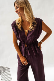 Top fluide dos ouvert porté par une femme, vue de trois-quarts, pantalon assorti, de côté