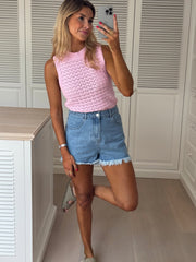 Top crochet sans manches rose porté par une femme, silhouette entière, selfie, short en jean, jambe levée