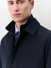 Trench droit bleu marine — gros plan col et épaule