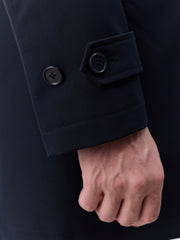 Trench droit bleu marine — détail poignet et main