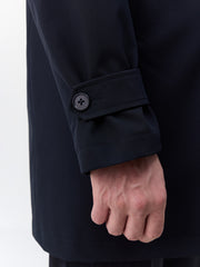 Trench droit bleu marine — détail poignet à patte boutonnée