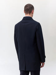 Trench droit bleu marine — vue portée de dos