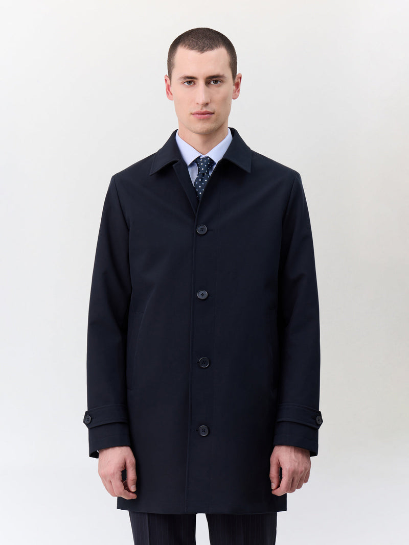 Trench droit bleu marine — vue portée de face, boutonné