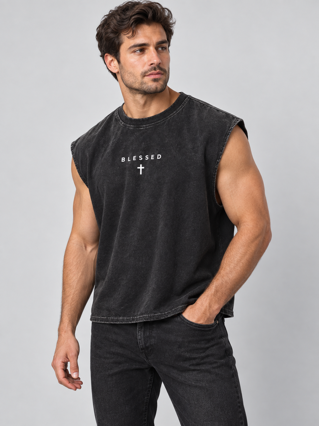 T-shirt sans manches noir imprimé BLESSED, vue portée de trois quarts