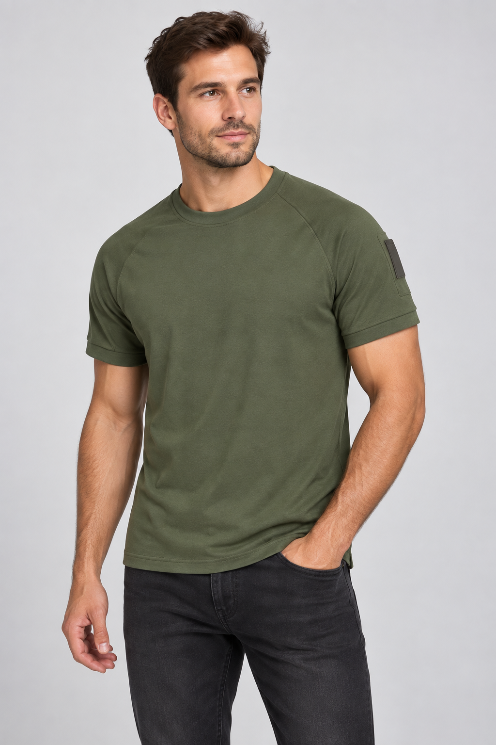 Homem com t-shirt verde-oliva de gola redonda, vista de três quartos
