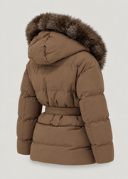 Veste matelassée brune à capuche et ceinture — pièce isolée, vue de dos oblique.