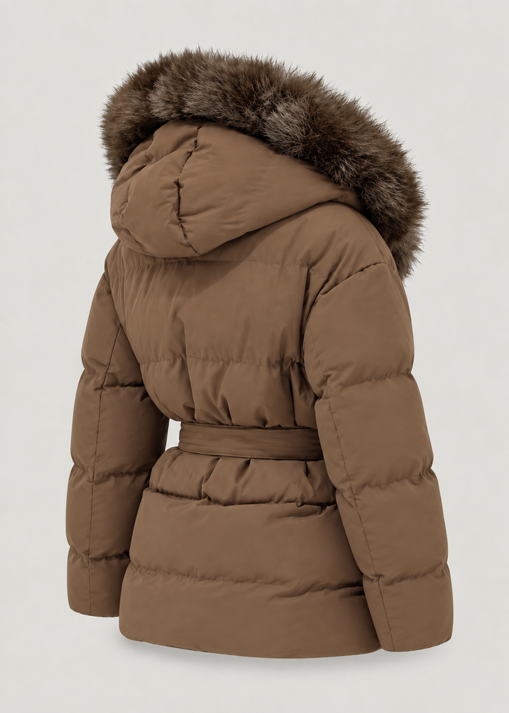 Veste matelassée brune à capuche et ceinture — pièce isolée, vue de dos oblique.