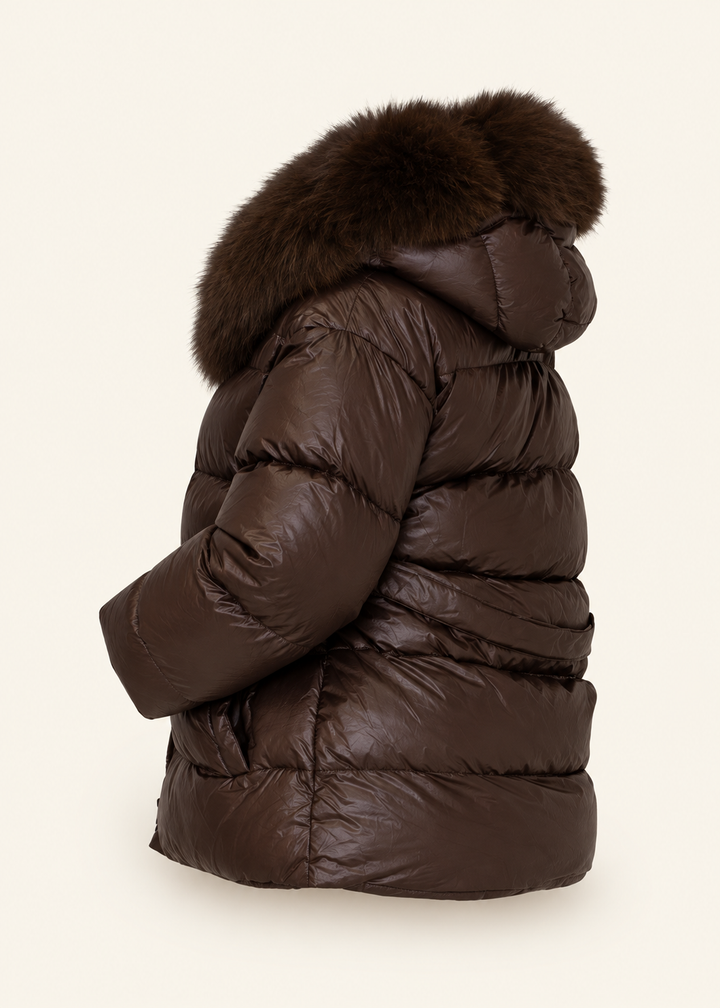 Veste matelassée brune à ceinture — pièce isolée, vue de dos oblique.