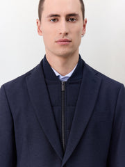 Veste regular bleu marine — gros plan revers et premier bouton