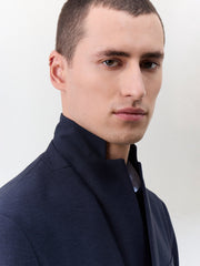 Veste regular bleu marine — vue de profil, col et épaule