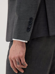 Veste de costume grise — détail du col. Soniel Paris.
