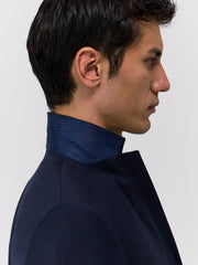 Veste de costume bleu marine, détail du col relevé