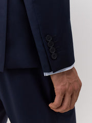 Veste de costume bleu marine, détail de la manche