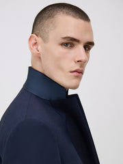 Veste de costume bleu marine, détail du col