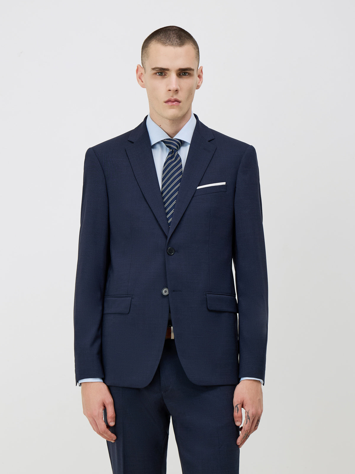Veste de costume bleu marine, vue portée de face
