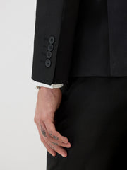 Veste de costume noire — détail boutons de manche