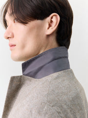 Veste regular marron — gros plan de l'épaule et du col, de profil