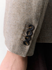 Veste regular marron — gros plan des boutons de manche
