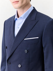 Veste costume croisée bleu marine — gros plan boutonnage croisé et revers