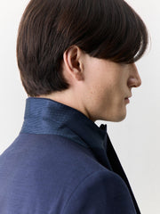 Veste costume croisée bleu marine — détail col, vue de côté