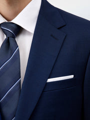 Veste de costume bleu indigo — gros plan du revers et de la cravate