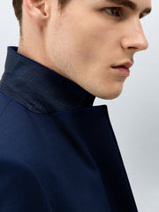 Veste de costume bleu indigo — gros plan du col et de l'épaule, de profil