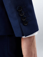 Veste de costume bleu indigo — gros plan des boutons de manche