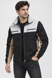 Veste zippée col montant bicolore — gris clair portée de face avec t-shirt noir et jean
