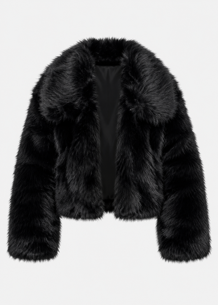 Veste courte en fausse fourrure noire, pièce isolée de face