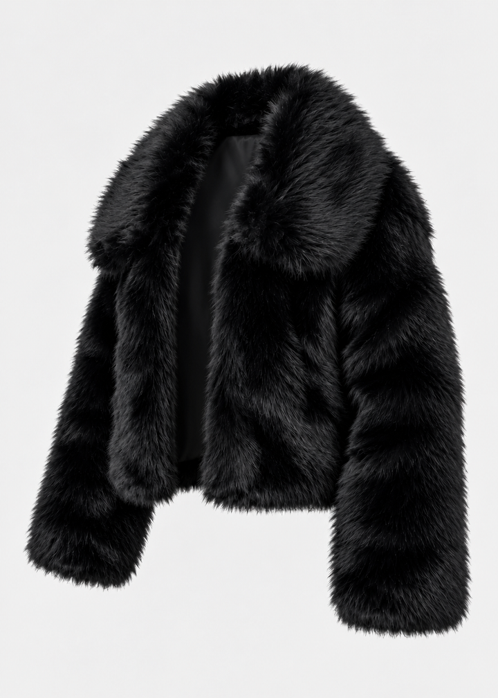 Veste courte en fausse fourrure noire, pièce isolée de trois-quarts