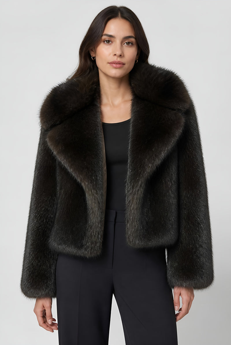 Veste fourrure noire — vue portée de face, cadrée à la taille, grand col