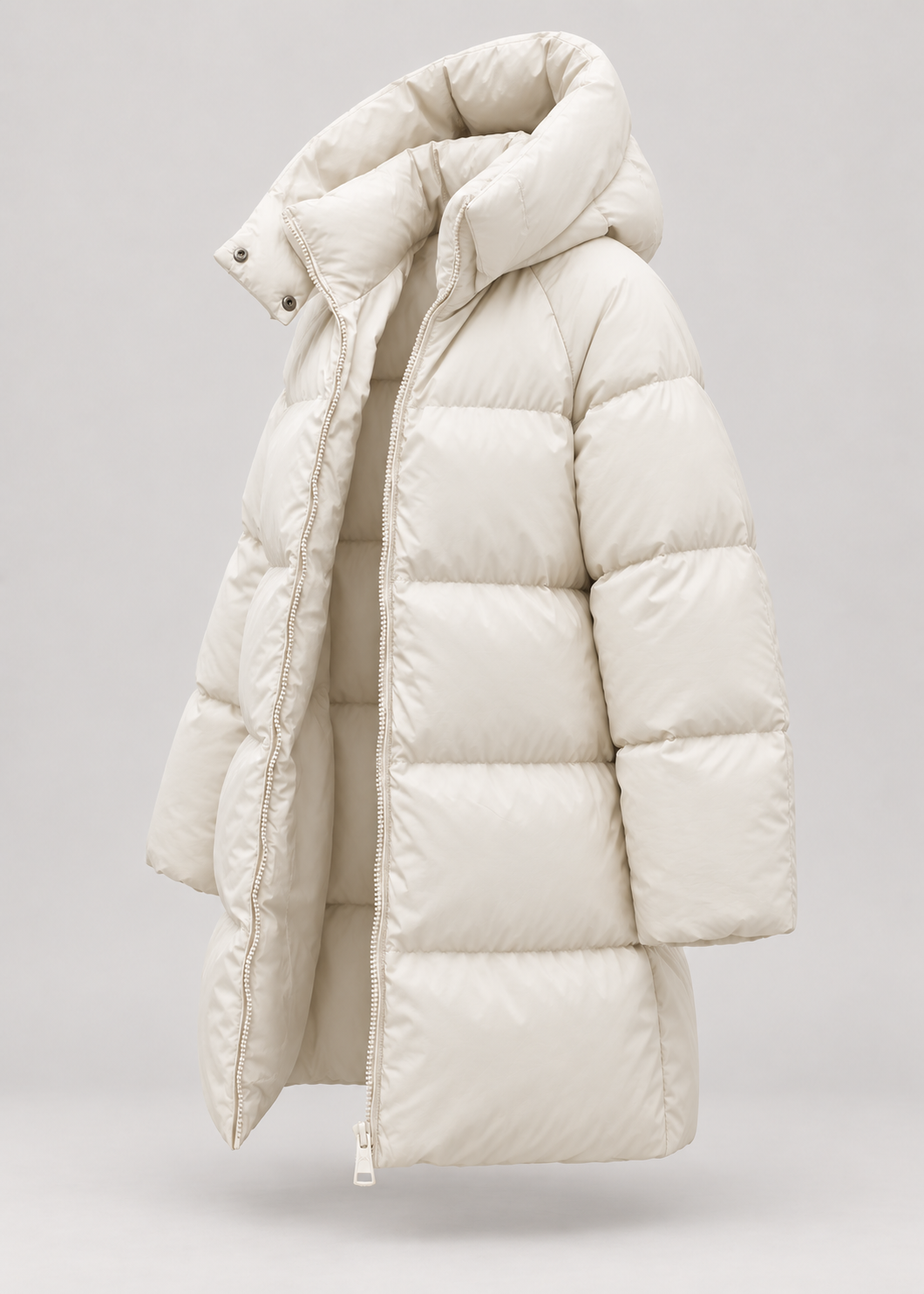 Veste matelassée beige clair à capuche, pièce isolée vue de profil
