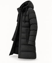 Veste matelassée noire à capuche isolée, vue de trois quarts