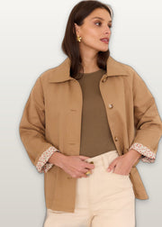 Veste beige coton doublure Liberty — vue portée de trois-quarts