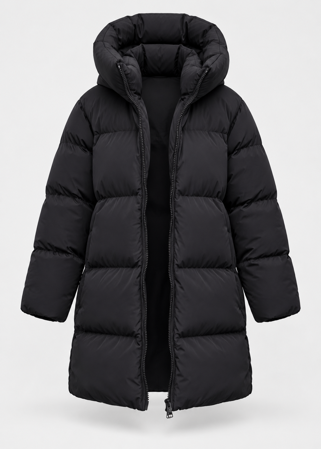 Veste matelassée noire à capuche, pièce isolée vue de face