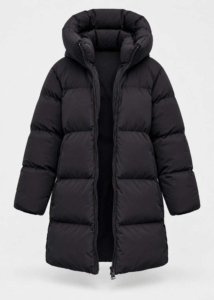 Veste matelassée noire à capuche, pièce isolée vue de face