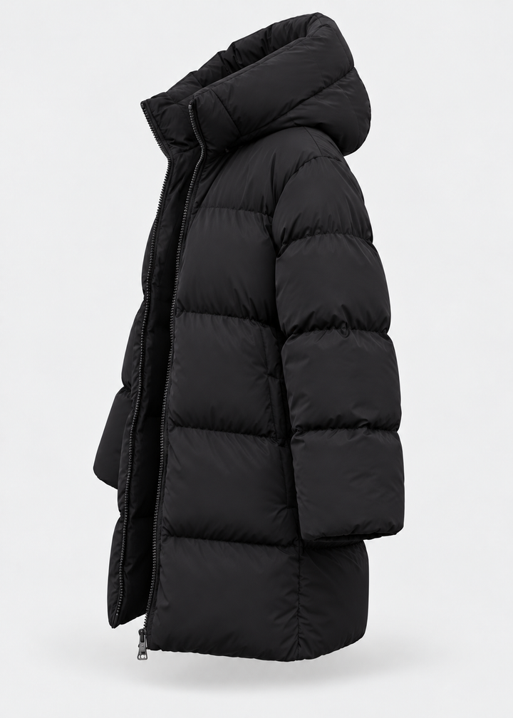 Veste matelassée noire à capuche, pièce isolée vue de profil