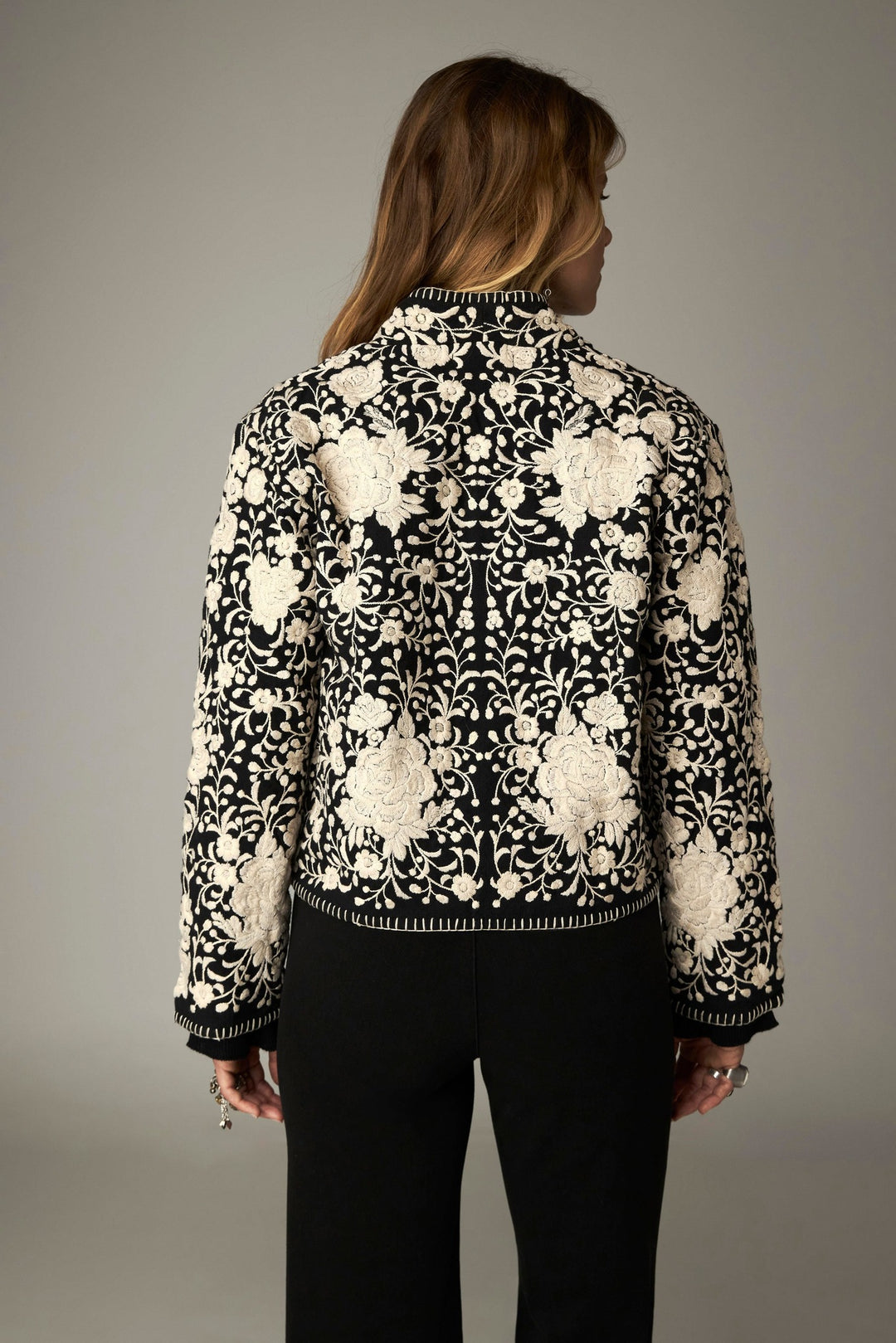 Veste ouverte noire à fleurs écrues, vue portée de dos