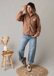 Veste bouclette doublée polaire portée par une femme, silhouette entière, jean large, baskets